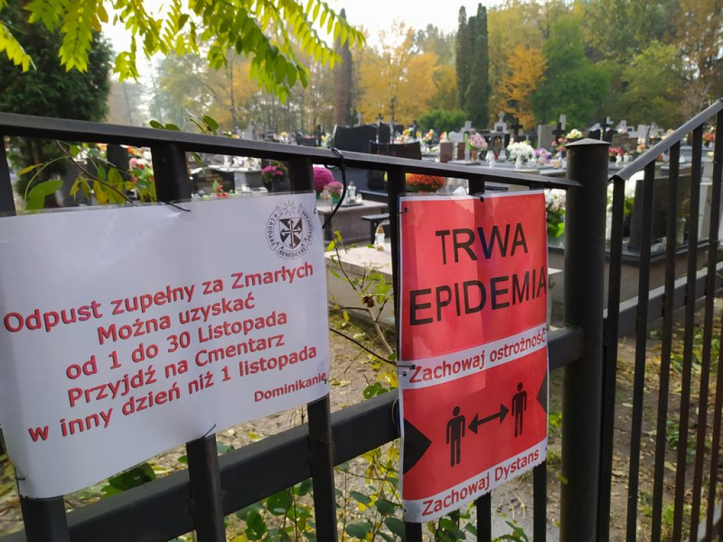 Tarnobrzeg. Łańcuchy na bramach i puste cmentarze [zdjęcia][wideo]