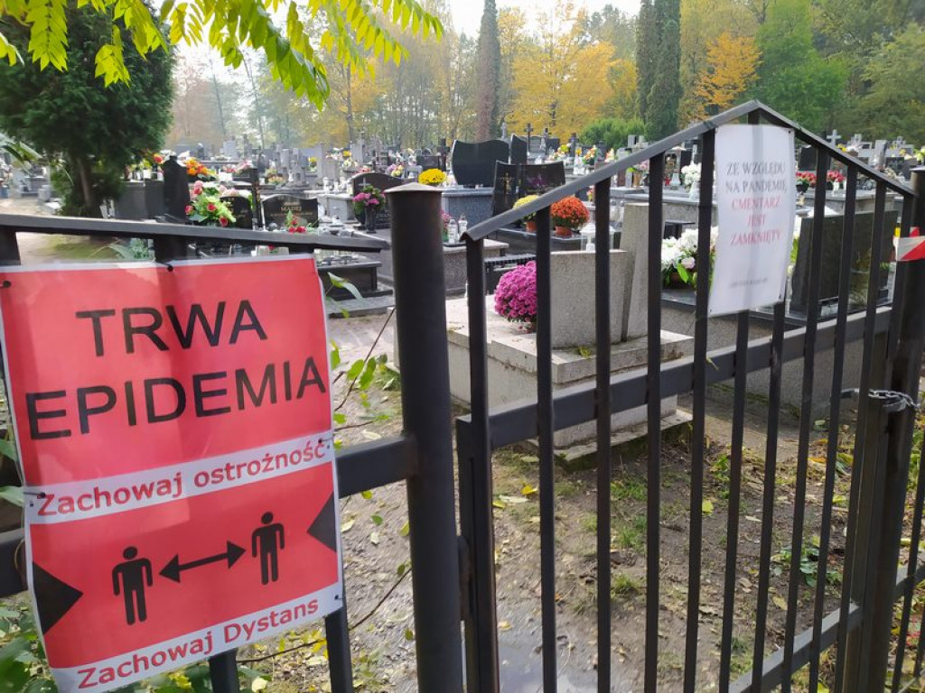 Tarnobrzeg. Łańcuchy na bramach i puste cmentarze [zdjęcia][wideo]