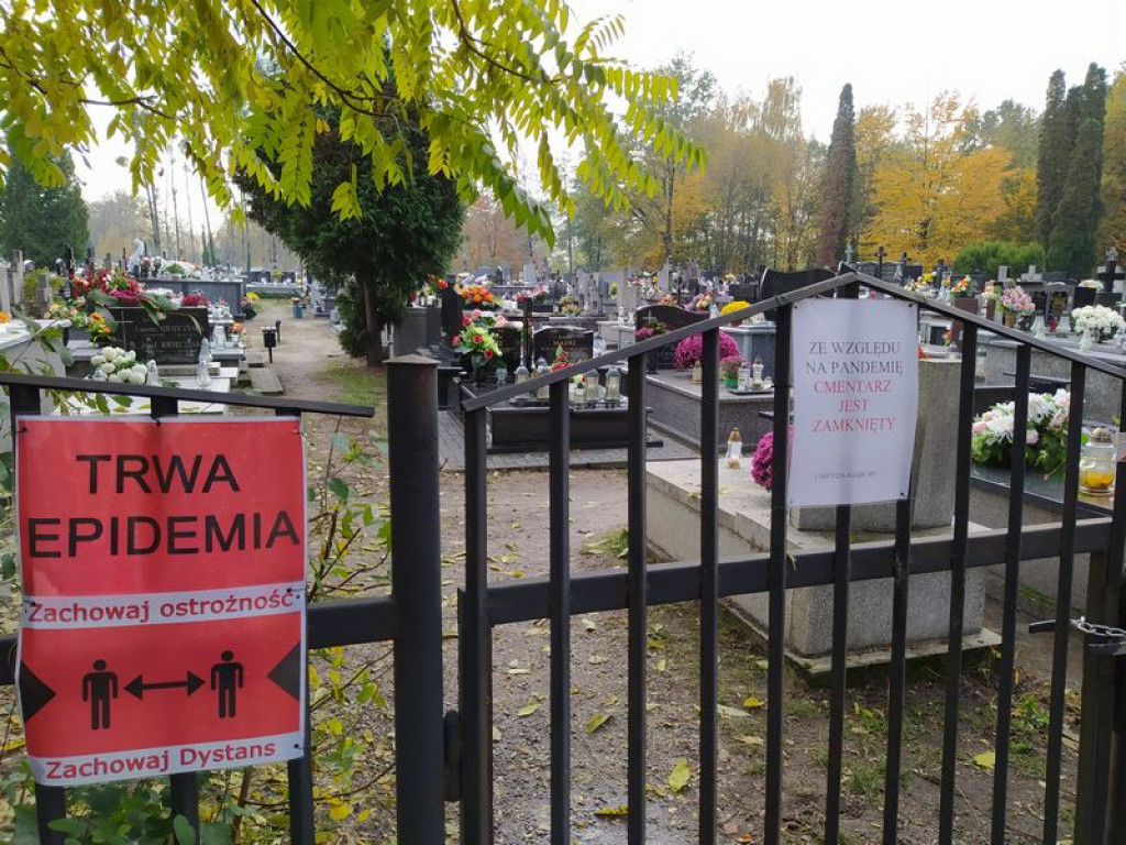 Tarnobrzeg. Łańcuchy na bramach i puste cmentarze [zdjęcia][wideo]