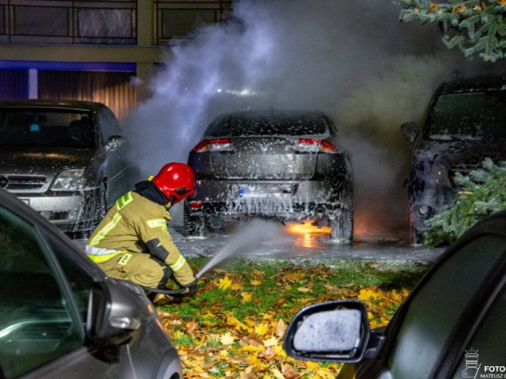 Tarnobrzeg. Wieczorny pożar 3 samochodów na parkingu [zdjęcia]