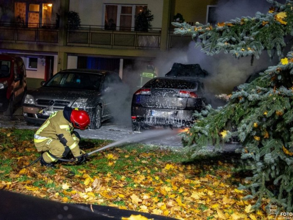 Tarnobrzeg. Wieczorny pożar 3 samochodów na parkingu [zdjęcia]