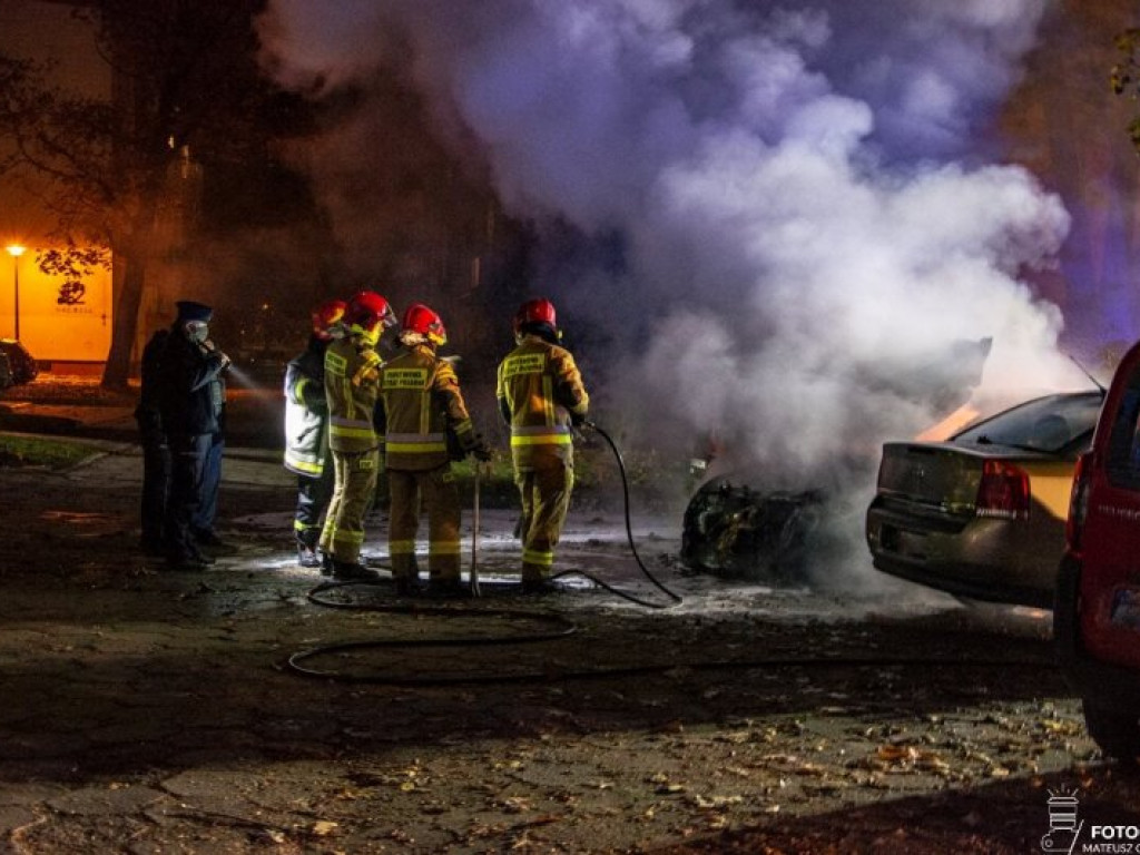 Tarnobrzeg. Wieczorny pożar 3 samochodów na parkingu [zdjęcia]