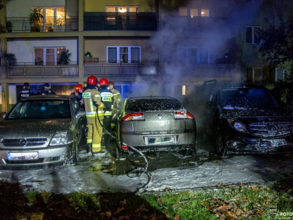Tarnobrzeg. Wieczorny pożar 3 samochodów na parkingu [zdjęcia]