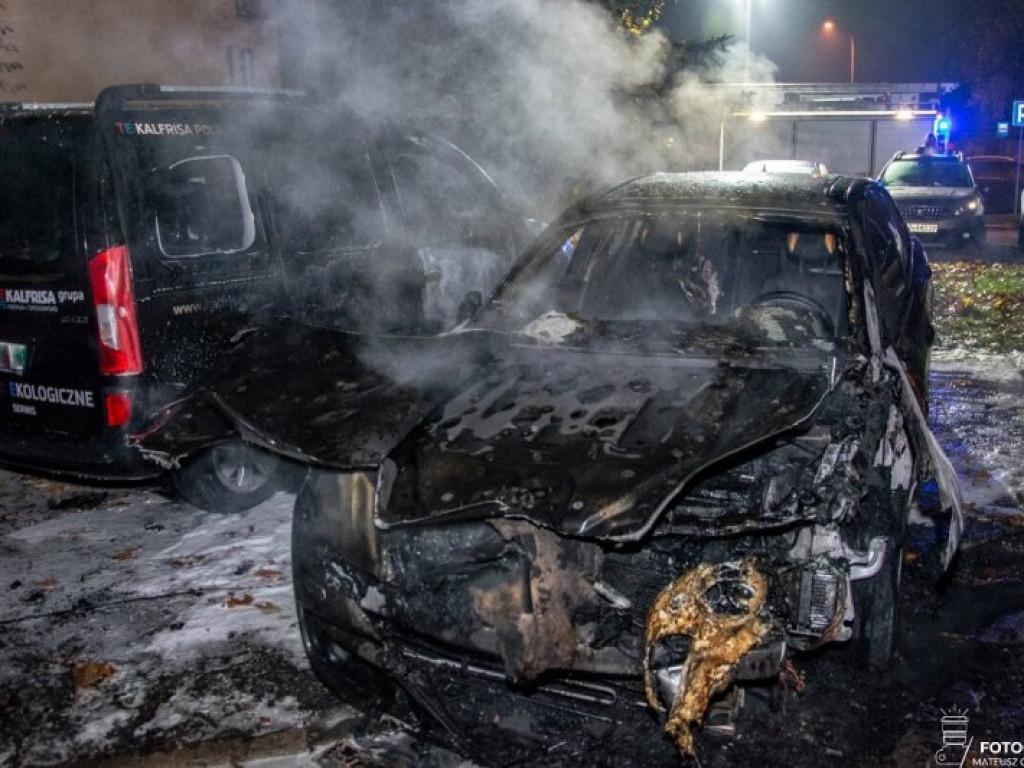 Tarnobrzeg. Wieczorny pożar 3 samochodów na parkingu [zdjęcia]