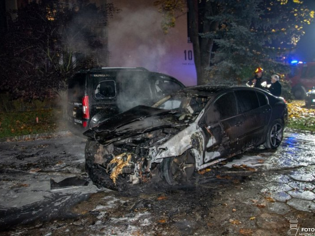 Tarnobrzeg. Wieczorny pożar 3 samochodów na parkingu [zdjęcia]