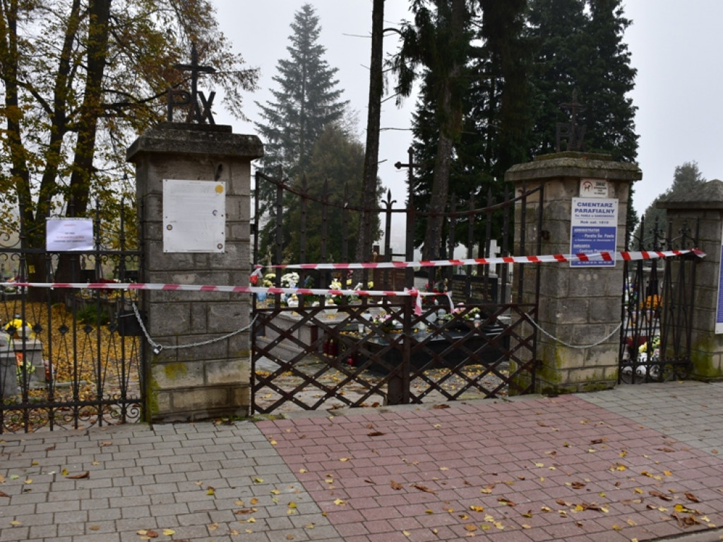 Wszystkich Świętych w Sandomierzu. Kłódki i łańcuchy na bramach, puste nekropolie [zdjęcia]