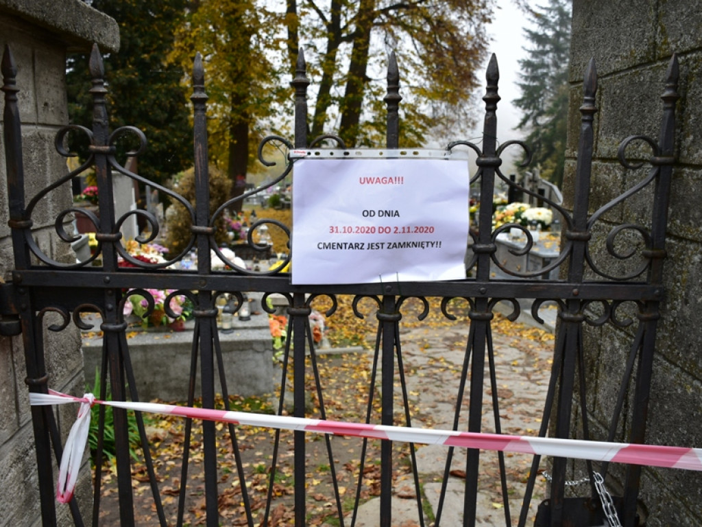 Wszystkich Świętych w Sandomierzu. Kłódki i łańcuchy na bramach, puste nekropolie [zdjęcia]