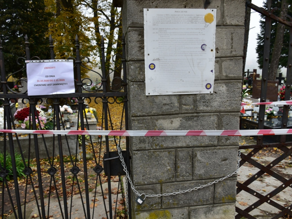 Wszystkich Świętych w Sandomierzu. Kłódki i łańcuchy na bramach, puste nekropolie [zdjęcia]