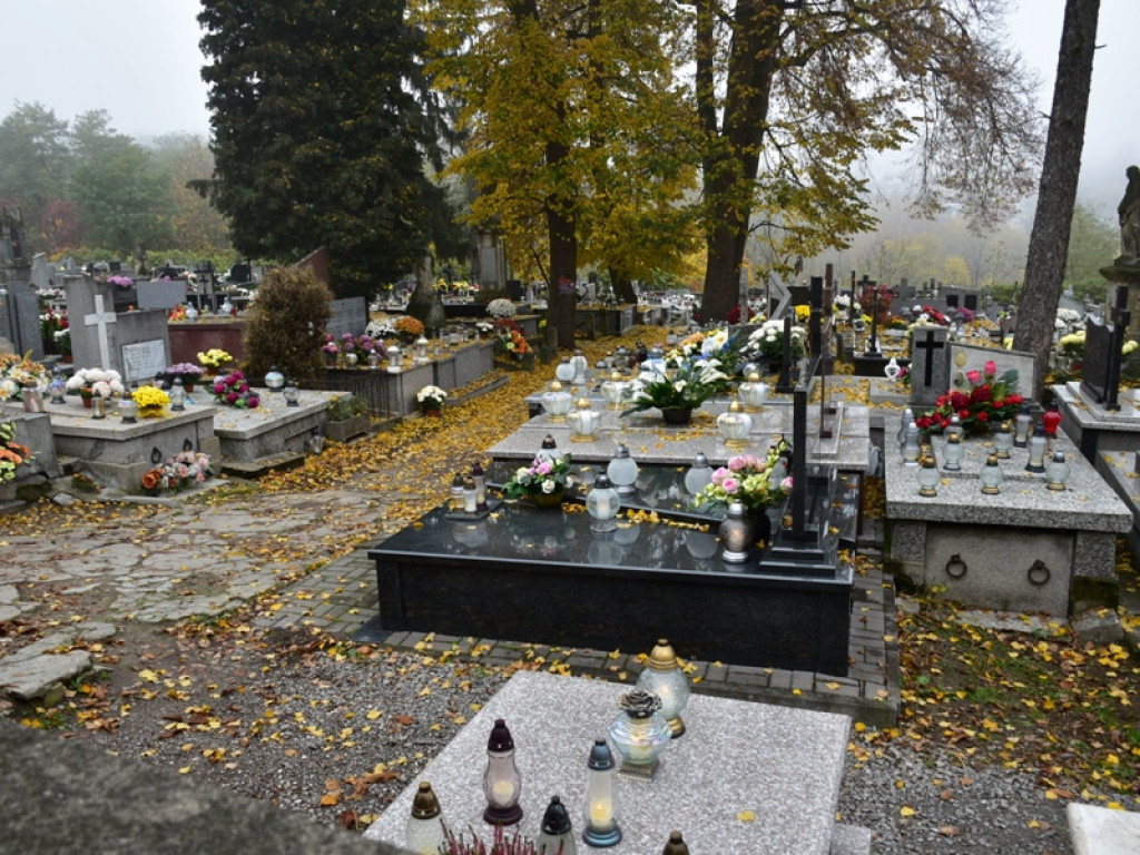 Wszystkich Świętych w Sandomierzu. Kłódki i łańcuchy na bramach, puste nekropolie [zdjęcia]
