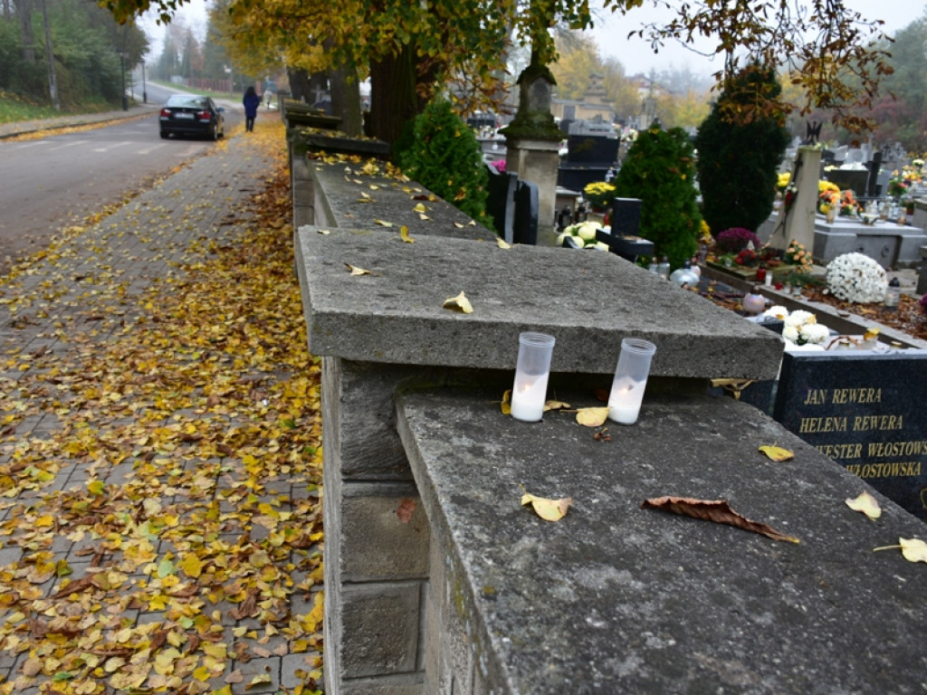 Wszystkich Świętych w Sandomierzu. Kłódki i łańcuchy na bramach, puste nekropolie [zdjęcia]