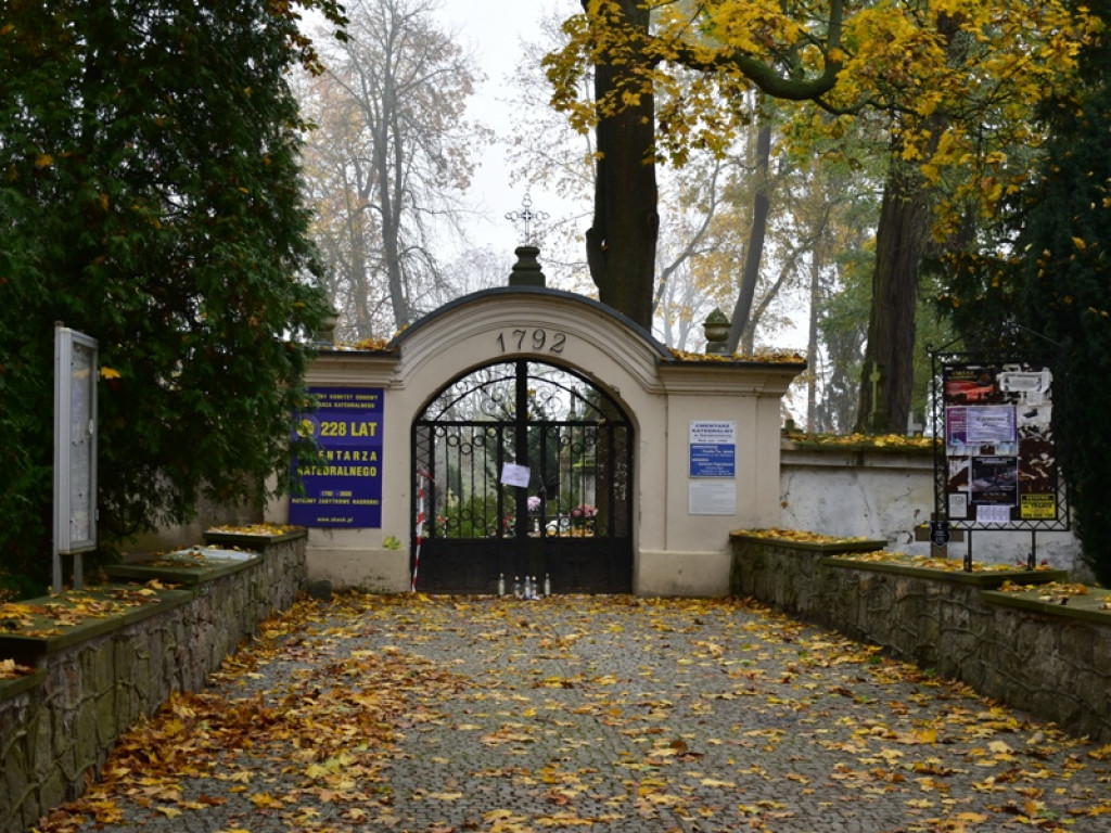 Wszystkich Świętych w Sandomierzu. Kłódki i łańcuchy na bramach, puste nekropolie [zdjęcia]