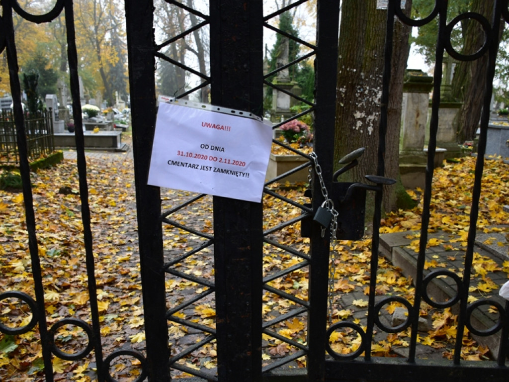 Wszystkich Świętych w Sandomierzu. Kłódki i łańcuchy na bramach, puste nekropolie [zdjęcia]