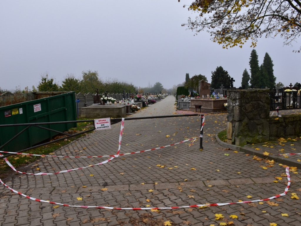 Wszystkich Świętych w Sandomierzu. Kłódki i łańcuchy na bramach, puste nekropolie [zdjęcia]