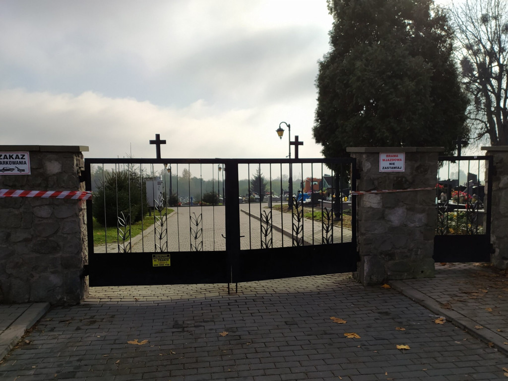 Wszystkich Świętych w Sandomierzu. Kłódki i łańcuchy na bramach, puste nekropolie [zdjęcia]