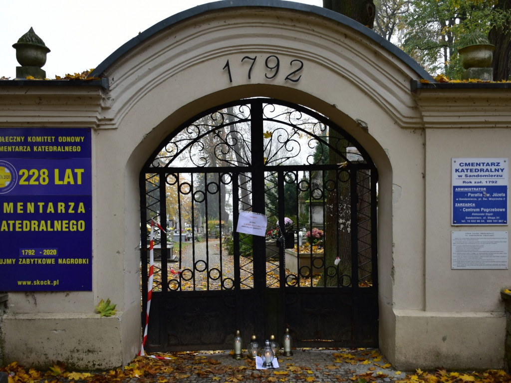 Wszystkich Świętych w Sandomierzu. Kłódki i łańcuchy na bramach, puste nekropolie [zdjęcia]