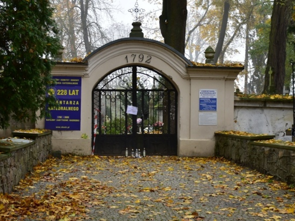 Wszystkich Świętych w Sandomierzu. Kłódki i łańcuchy na bramach, puste nekropolie [zdjęcia]