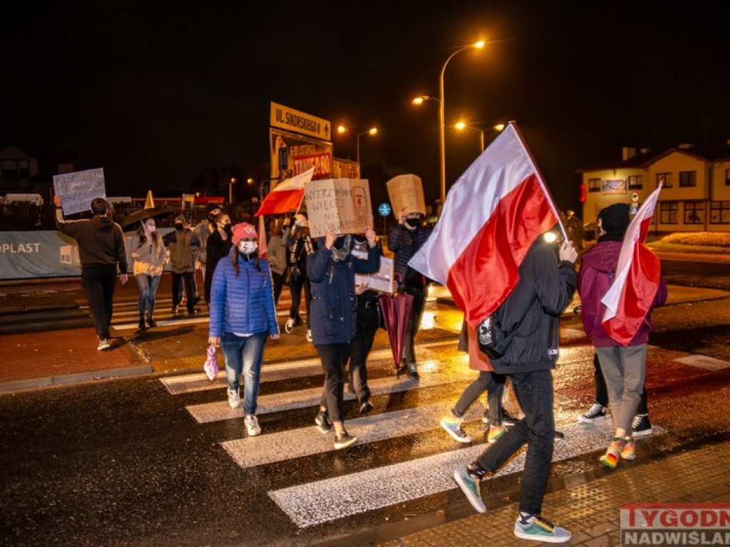 Tarnobrzeg. Strajk Kobiet zablokował drogę [zdjęcia][wideo]