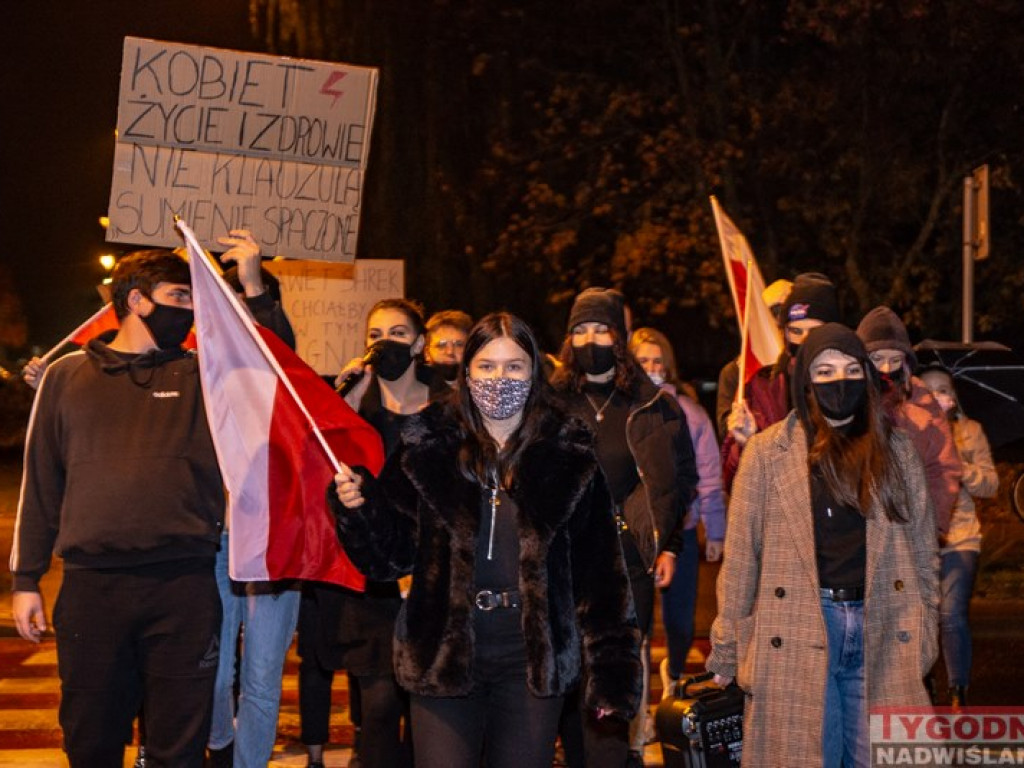 Tarnobrzeg. Strajk Kobiet zablokował drogę [zdjęcia][wideo]
