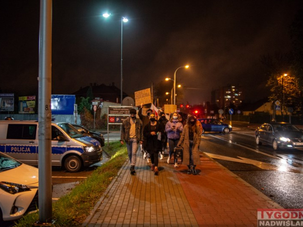 Tarnobrzeg. Strajk Kobiet zablokował drogę [zdjęcia][wideo]