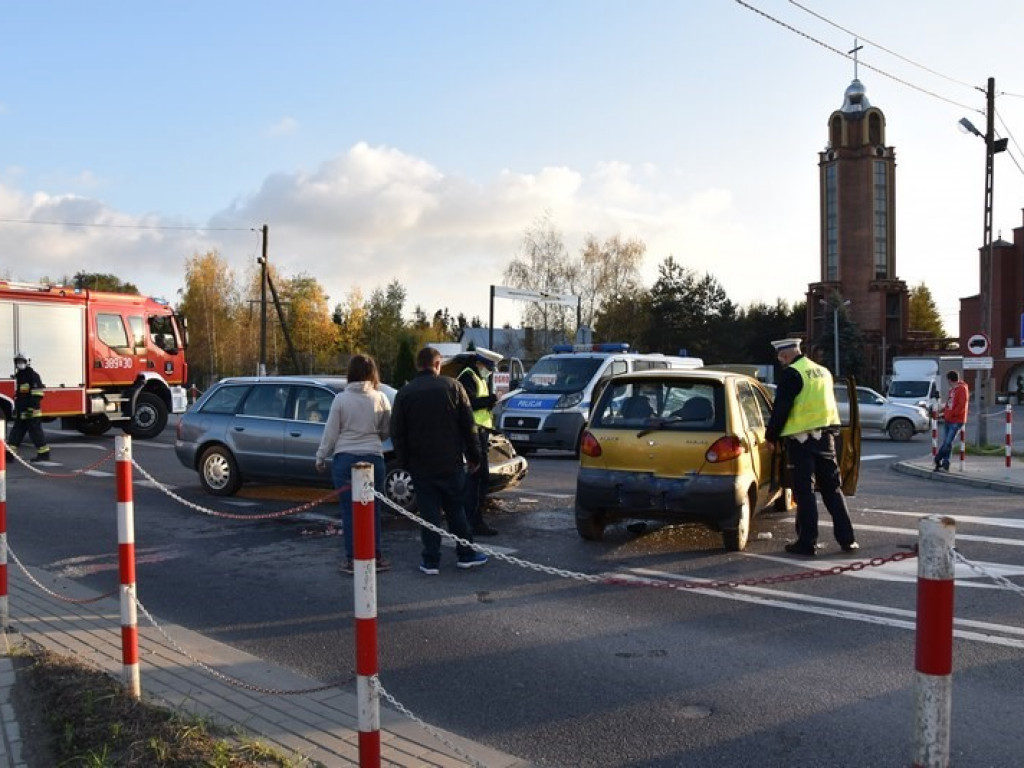 Zderzenie dwóch samochodów w Gorzycach. Jedna osoba w szpitalu [wideo][zdjęcia]