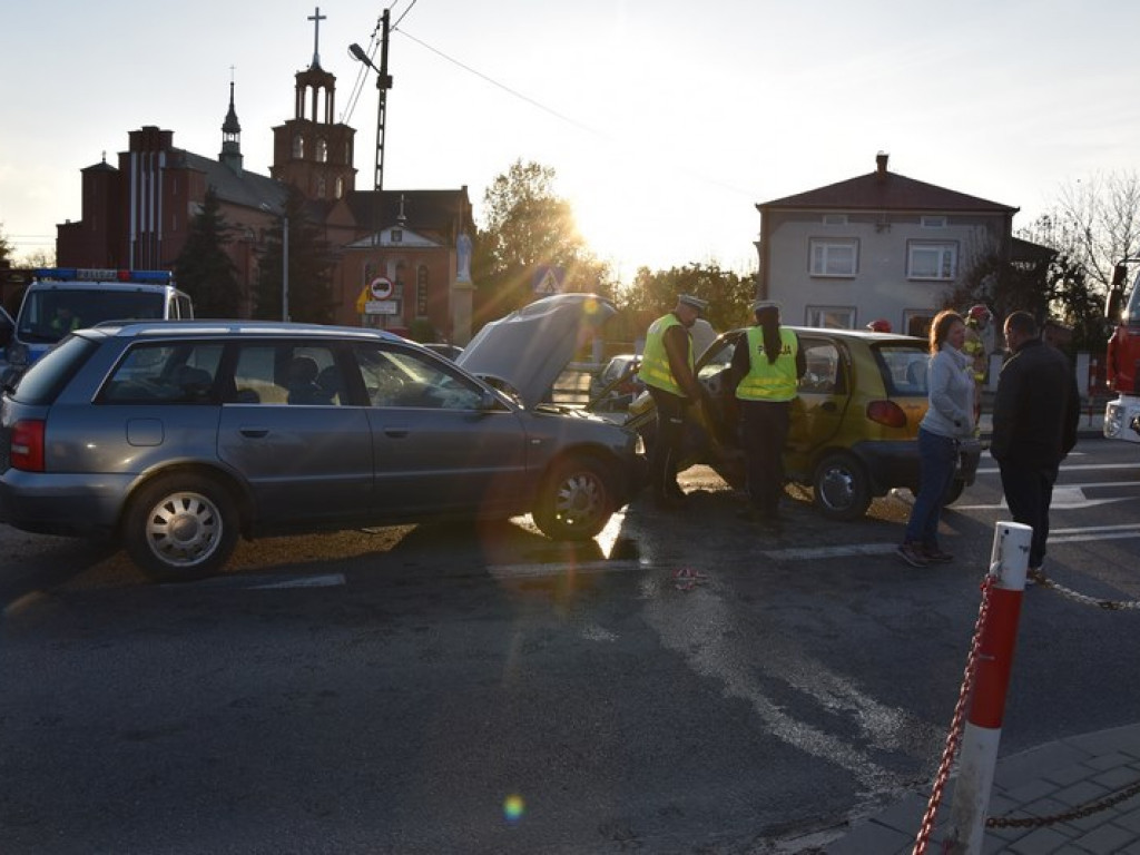 Zderzenie dwóch samochodów w Gorzycach. Jedna osoba w szpitalu [wideo][zdjęcia]