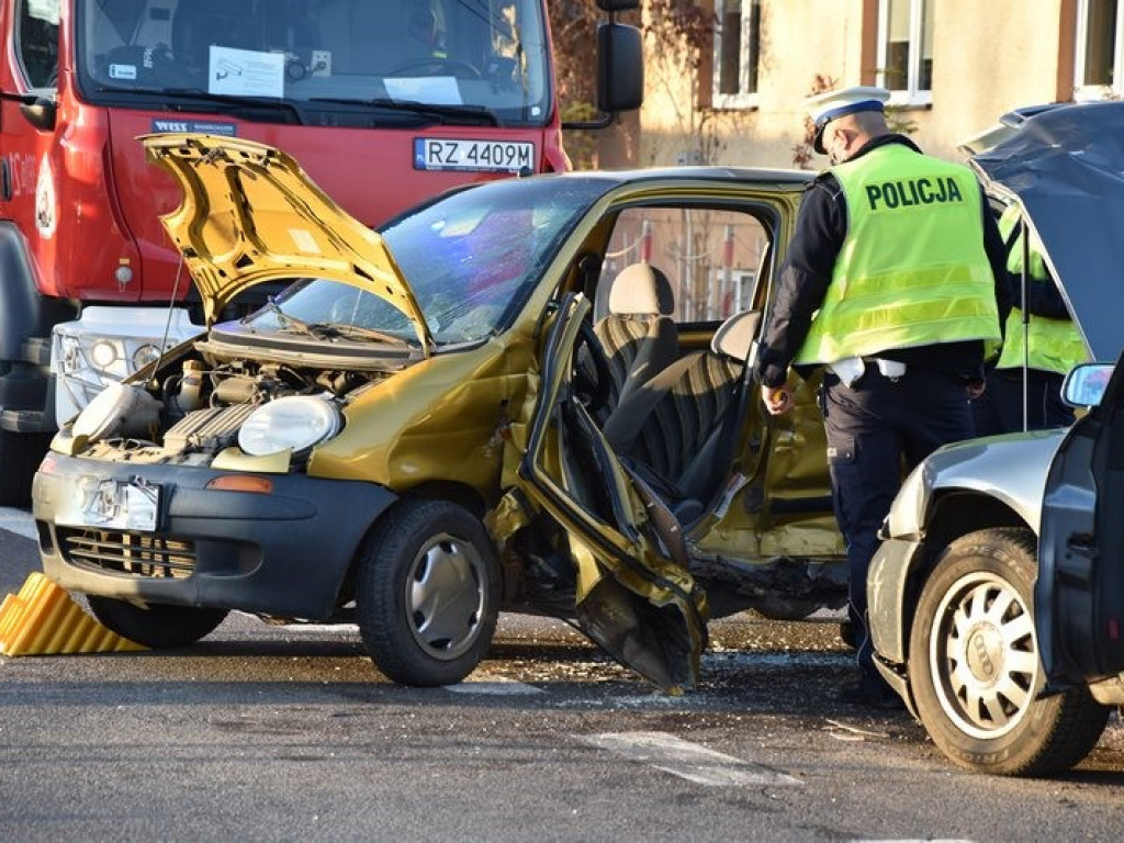 Zderzenie dwóch samochodów w Gorzycach. Jedna osoba w szpitalu [wideo][zdjęcia]