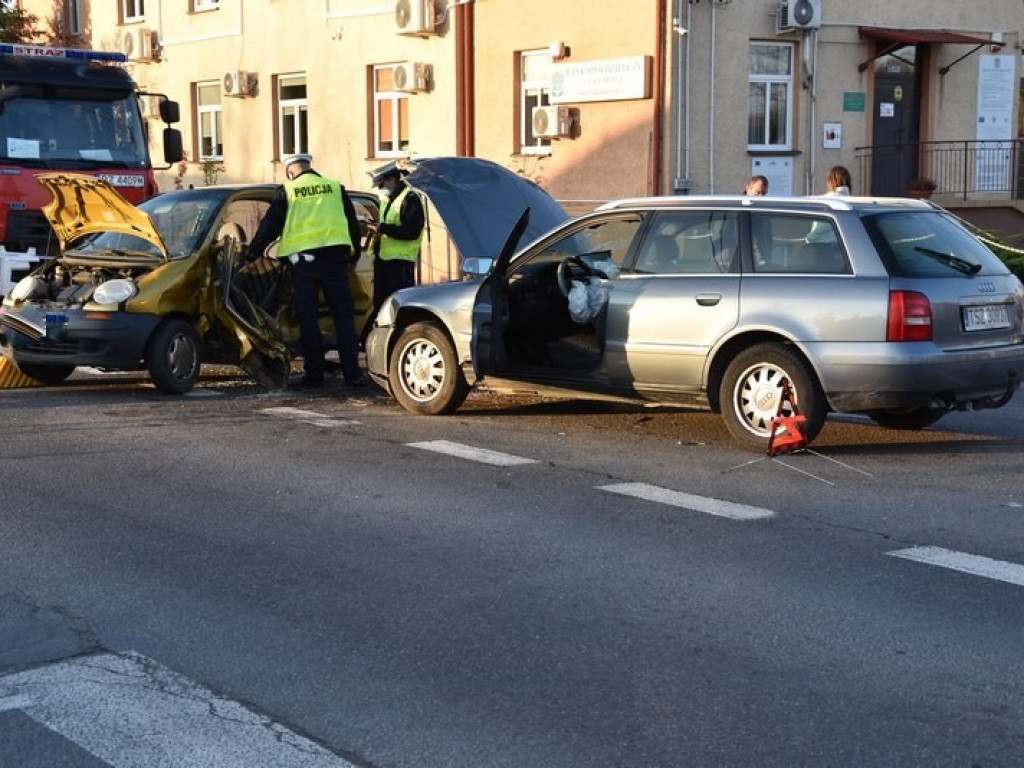 Zderzenie dwóch samochodów w Gorzycach. Jedna osoba w szpitalu [wideo][zdjęcia]