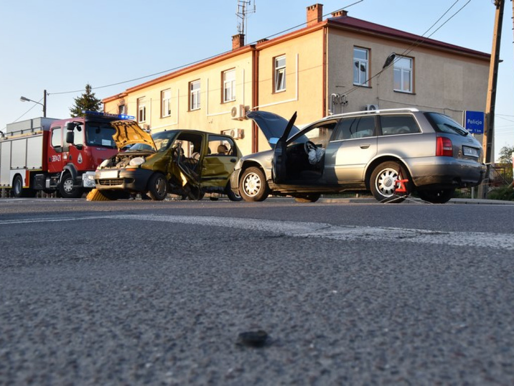 Zderzenie dwóch samochodów w Gorzycach. Jedna osoba w szpitalu [wideo][zdjęcia]
