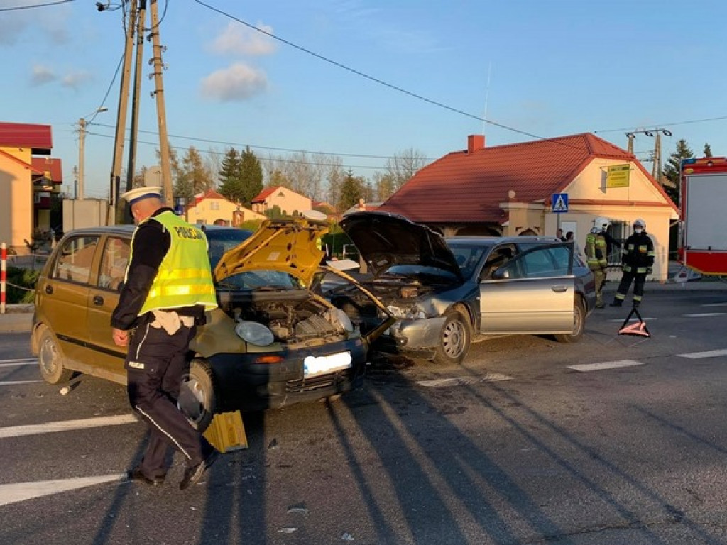 Zderzenie dwóch samochodów w Gorzycach. Jedna osoba w szpitalu [wideo][zdjęcia]