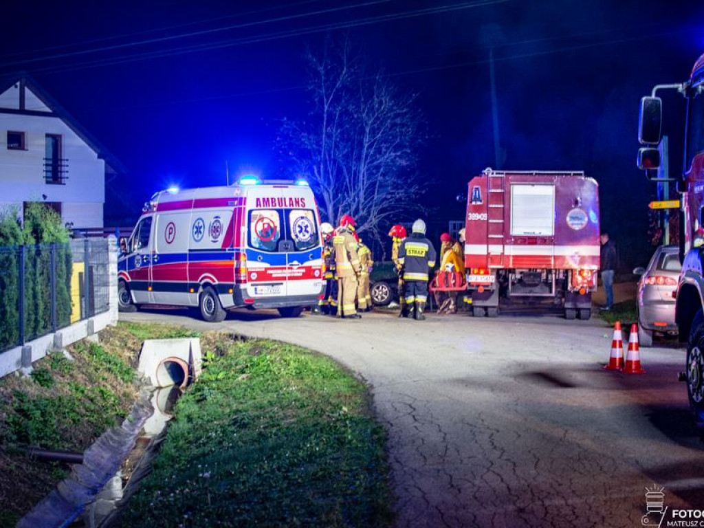Nocne dachowanie w Siedleszczanach, gm. Baranów Sandomierski [zdjęcia]