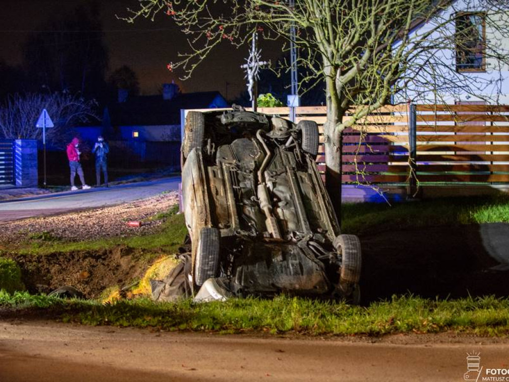 Nocne dachowanie w Siedleszczanach, gm. Baranów Sandomierski [zdjęcia]