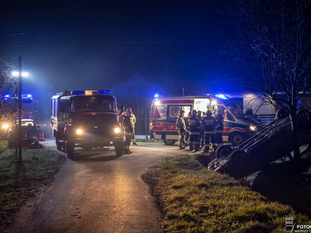 Nocne dachowanie w Siedleszczanach, gm. Baranów Sandomierski [zdjęcia]