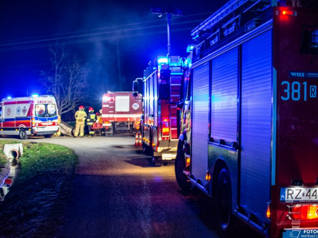 Nocne dachowanie w Siedleszczanach, gm. Baranów Sandomierski [zdjęcia]