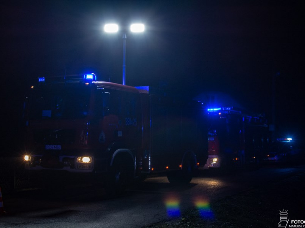 Nocne dachowanie w Siedleszczanach, gm. Baranów Sandomierski [zdjęcia]
