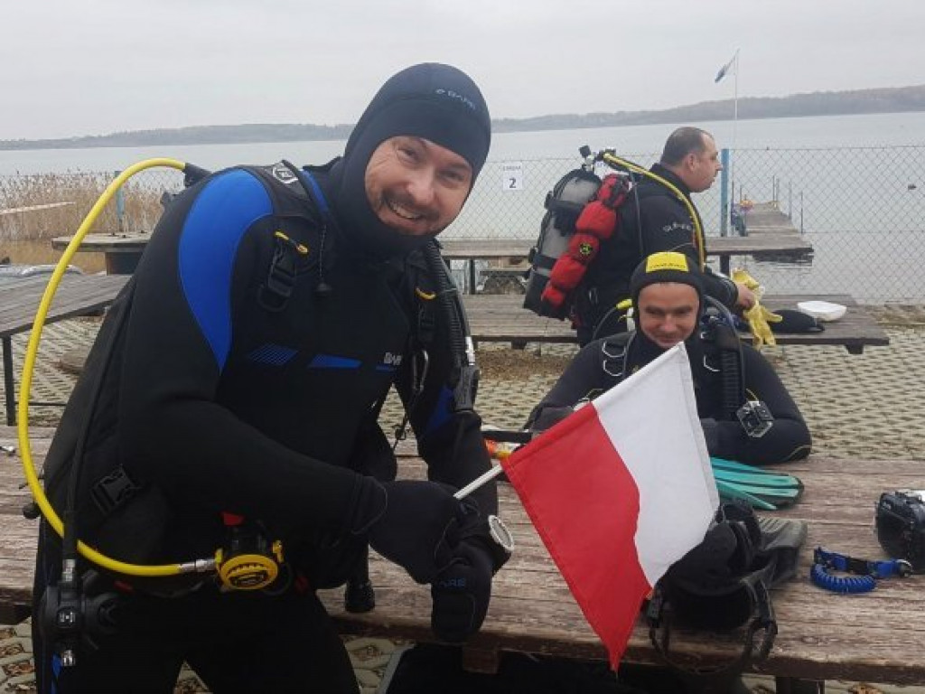 Zeszli w głąb Jeziora Tarnobrzeskiego, by świętować niepodległość. Zobacz nagranie i zdjęcia! [wideo][zdjęcia]