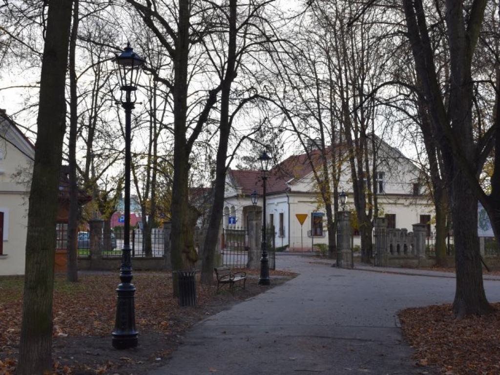 Tarnobrzeg. W Parku Dzikowskim będzie jaśniej. Pojawiły się lampy [zdjęcia]