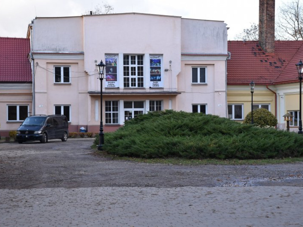 Tarnobrzeg. W Parku Dzikowskim będzie jaśniej. Pojawiły się lampy [zdjęcia]