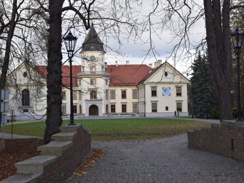 Tarnobrzeg. W Parku Dzikowskim będzie jaśniej. Pojawiły się lampy [zdjęcia]