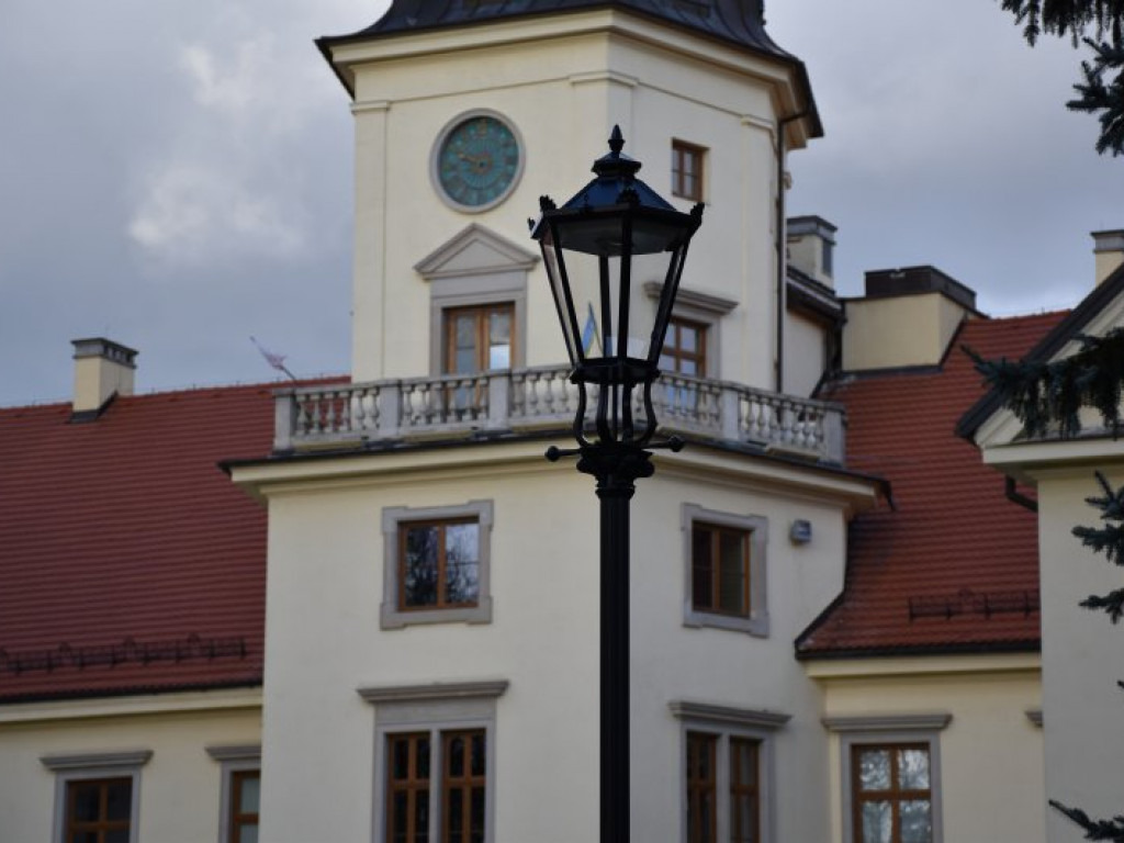 Tarnobrzeg. W Parku Dzikowskim będzie jaśniej. Pojawiły się lampy [zdjęcia]