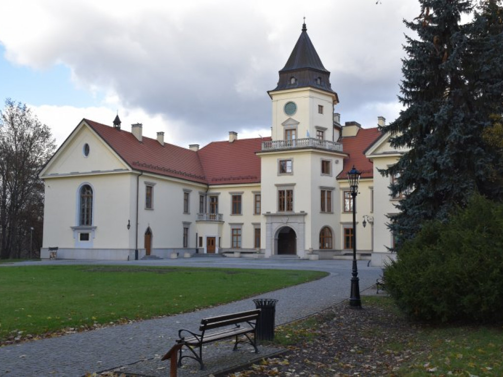 Tarnobrzeg. W Parku Dzikowskim będzie jaśniej. Pojawiły się lampy [zdjęcia]