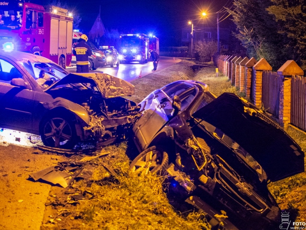 Zderzenie dwóch samochodów w Jamnicy. Kierowca i pasażer uciekli! [zdjęcia][wideo]