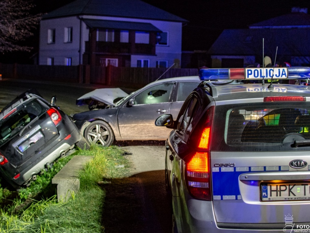 Zderzenie dwóch samochodów w Jamnicy. Kierowca i pasażer uciekli! [zdjęcia][wideo]