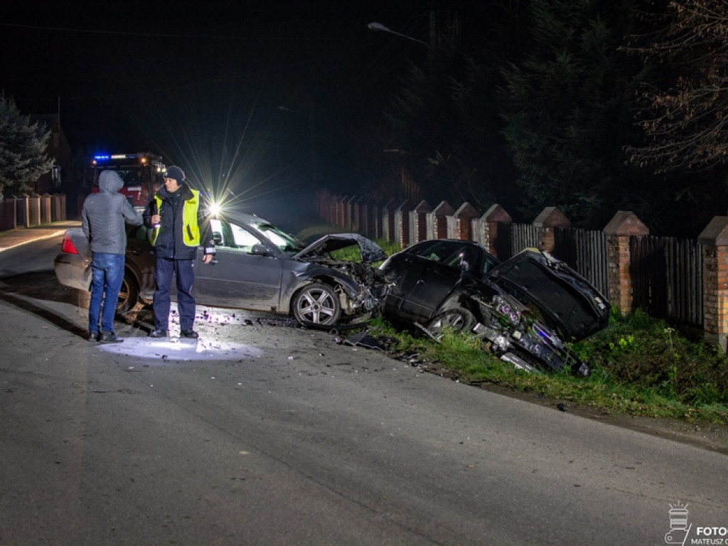 Zderzenie dwóch samochodów w Jamnicy. Kierowca i pasażer uciekli! [zdjęcia][wideo]