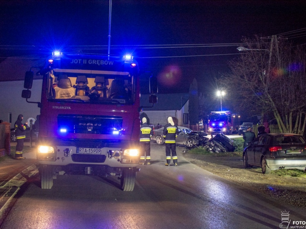 Zderzenie dwóch samochodów w Jamnicy. Kierowca i pasażer uciekli! [zdjęcia][wideo]