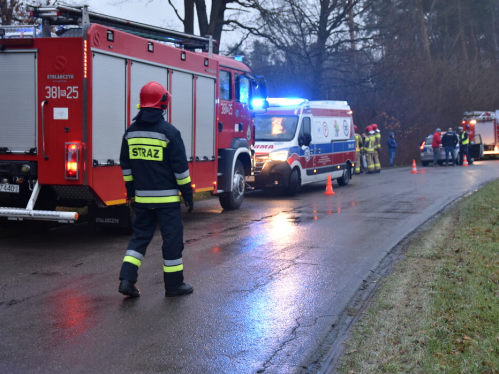 Groźne dachowanie w Stalach, bardzo ślisko na drogach! [zdjęcia]