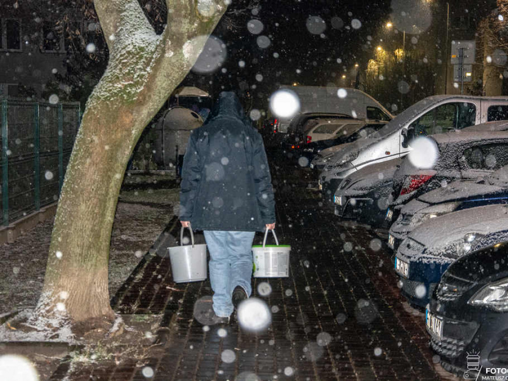 Awaria wodociągu w centrum Tarnobrzega. Podstawiono beczkowóz [zdjęcia]