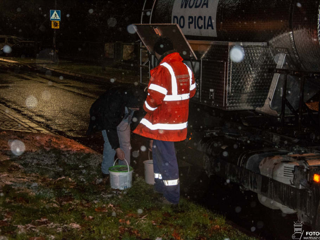 Awaria wodociągu w centrum Tarnobrzega. Podstawiono beczkowóz [zdjęcia]