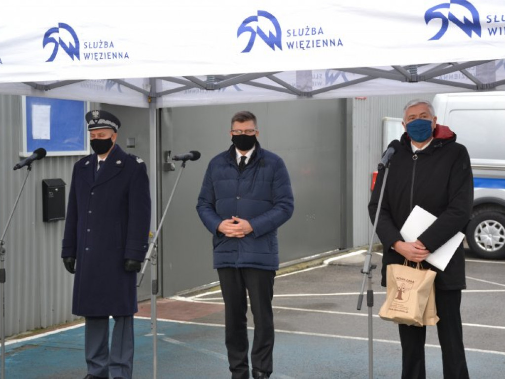Minister w więzieniu w Chmielowie. Przywiózł 40 mln złotych! [zdjęcia]