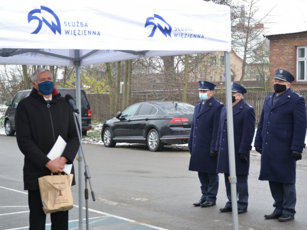 Minister w więzieniu w Chmielowie. Przywiózł 40 mln złotych! [zdjęcia]