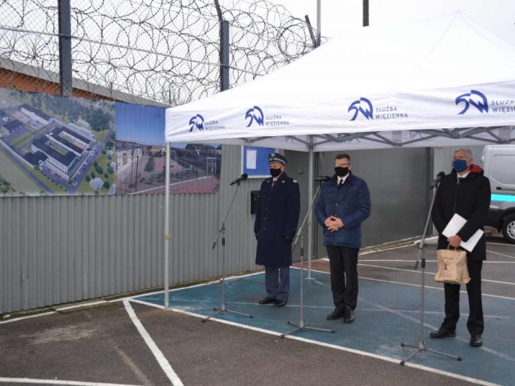 Minister w więzieniu w Chmielowie. Przywiózł 40 mln złotych! [zdjęcia]